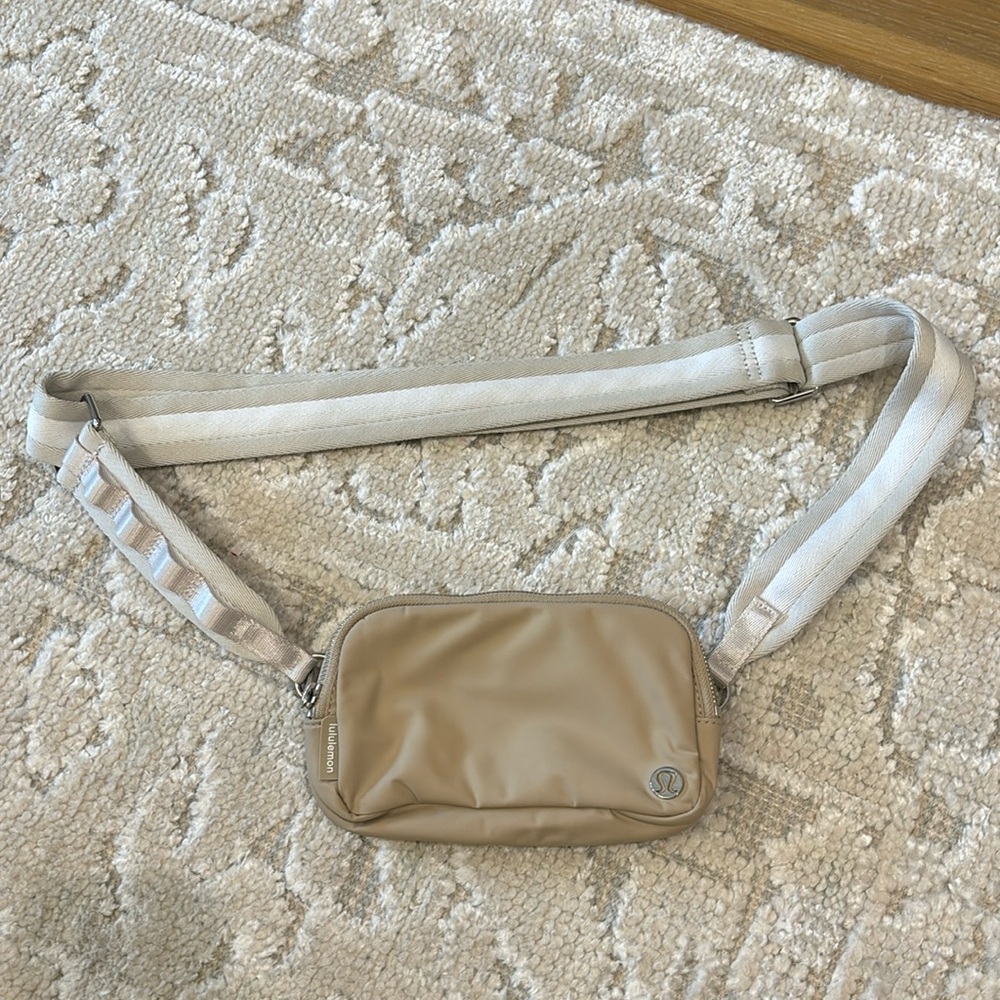 Lululemon tan belt bag
